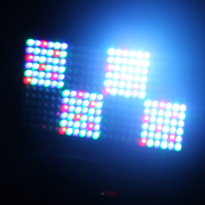 Prostokątny panel LED do wnętrz RGB na tle sceny